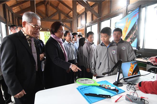 陝西國小學童操作實物投影機。（葉靜美攝）