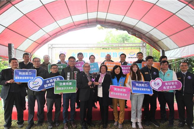 秀育企業回饋地方，捐贈彰化4104台實物投影機。（葉靜美攝）