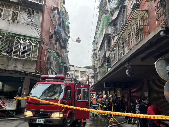 中和连城路公寓恶火，消防队到场扑灭火势，但有一名男子陈尸起火户内已明显死亡。（翻摄画面）
