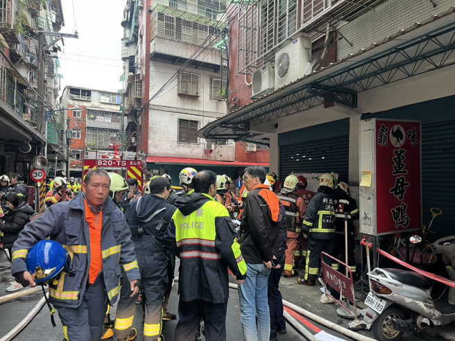 中和连城路公寓恶火，消防队到场扑灭火势，但有一名男子陈尸起火户内已明显死亡。（翻摄画面）