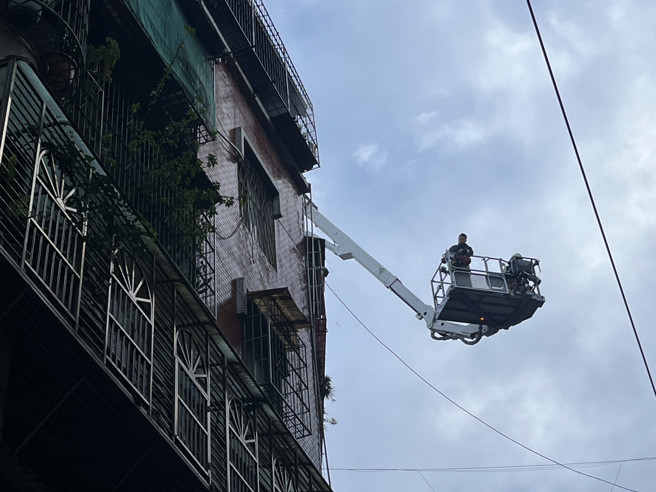 中和连城路公寓恶火，消防队到场扑灭火势，但有一名男子陈尸起火户内已明显死亡。（翻摄画面）