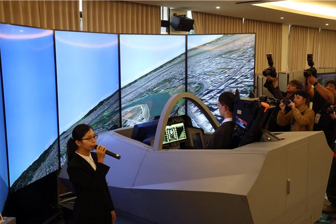 國家中山科學研究院24日在台中舉辦「模擬系統研發成果」媒體邀訪活動，現場展示通用型飛行模擬驗證平台，模擬真實駕駛艙，提供人員進行訓練使用。（鄧博仁攝）