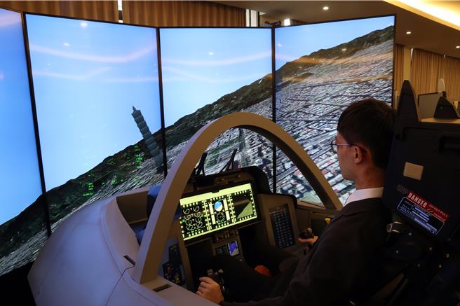 國家中山科學研究院24日在台中舉辦「模擬系統研發成果」媒體邀訪活動，現場展示通用型飛行模擬驗證平台，模擬真實駕駛艙，提供人員進行訓練使用。（鄧博仁攝）