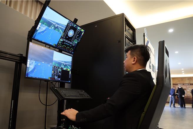 中科院航空所24日展示最新式「機動型無人機飛行模擬器」，除採模組化設計，能與快速適配不同無人機機型外，也能與AI情資中心鏈結，模擬無人機偵蒐情傳工作。（鄧博仁攝）