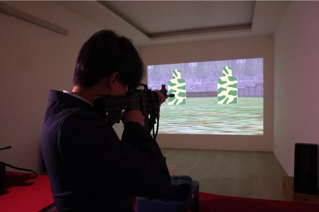 國家中山科學研究院24日在台中舉辦「模擬系統研發成果」媒體邀訪活動，現場展示輕兵器射擊訓練模擬器，以模擬槍結合投影，模擬射擊訓練場景，達到訓練效果。（鄧博仁攝）
