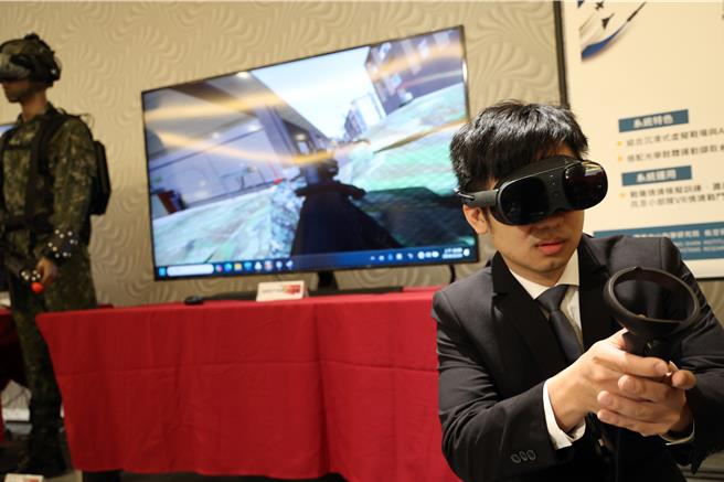 國家中山科學研究院24日在台中舉辦「模擬系統研發成果」媒體邀訪活動，現場人員親自展示城鎮戰鬥場景VR系統，配戴VR眼鏡結合虛擬戰場與AI智慧型敵火攻擊，搭配光學肢體運動擷取系統，獲取人員位置，使受訓者與虛擬情境進行互動。（鄧博仁攝）