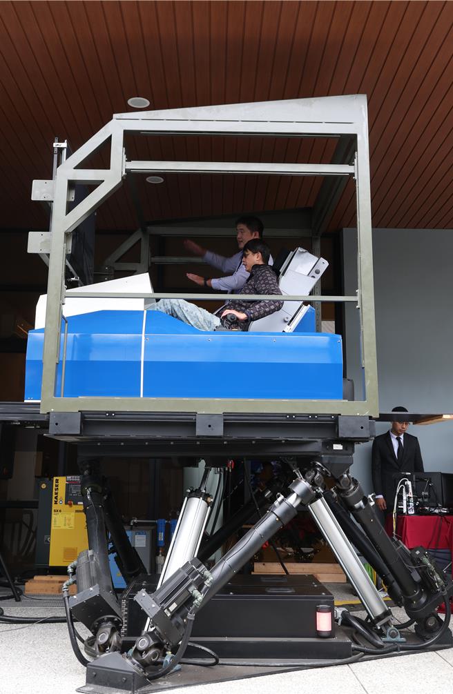 國家中山科學研究院24日在台中舉辦「模擬系統研發成果」媒體邀訪活動，現場展示飛行駕駛體驗平台，以3公噸級電動6軸動感平台性能，搭配軟體，運用在駕駛飛機訓練。（鄧博仁攝）