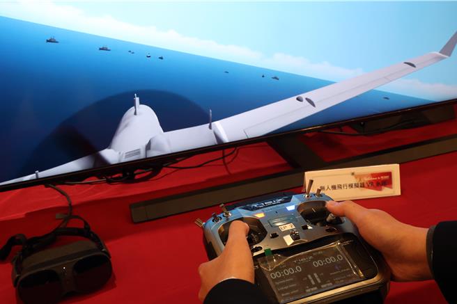 國家中山科學研究院24日在台中舉辦「模擬系統研發成果」媒體邀訪活動，現場展示無人機飛行模擬器VR系統，運用VR顯示器結合實裝操控器，達成可在立體虛擬場景操控無人機的訓練。（鄧博仁攝）