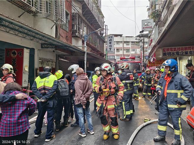 中和連城路頂樓加蓋發生火警，1人死亡。（民眾提供）