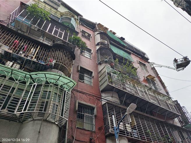 中和連城路頂樓加蓋發生火警，1人死亡。（民眾提供）