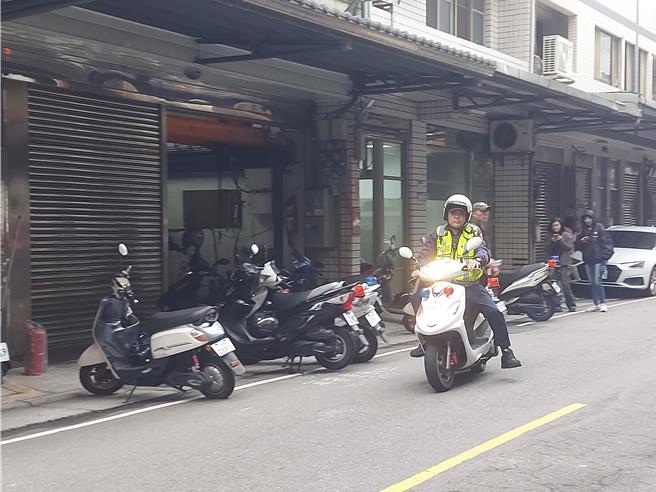 轄區員警離開現場。（張鎧乙攝）