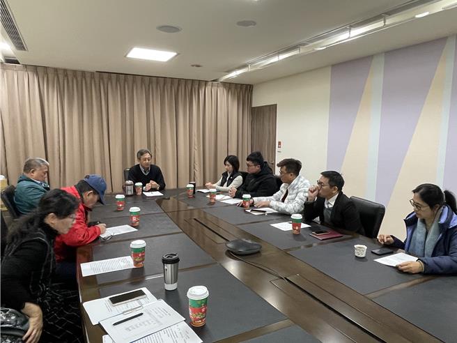 金门县政府24日邀集相关产业公协会召开「提升大陆旅客赴金游接待品质」讨论会议，共同探讨当前旅游接待面临的困境与改善方向。(图／金门县政府提供)