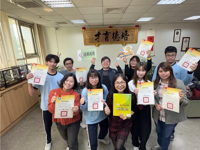 全国高中商业类技艺竞赛，国立苗栗高商学生获3座金手奖及1项优胜。（苗栗高商提供／谢明俊苗栗传真）
