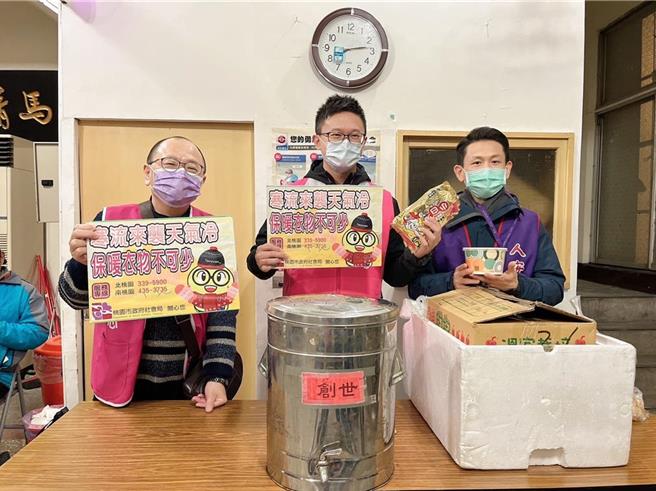 气温持续偏低，桃园市社会局上周启动低温关怀机制，提醒街友注意低温资讯。其中南、北区游民外展服务中心各提供25床短期住宿，目前入住35人，比11月底入住26人还多出约3成5。社会局说，若发布10度以下低温，将再设立避寒所。（本报资料照片／桃园市社会局提供）