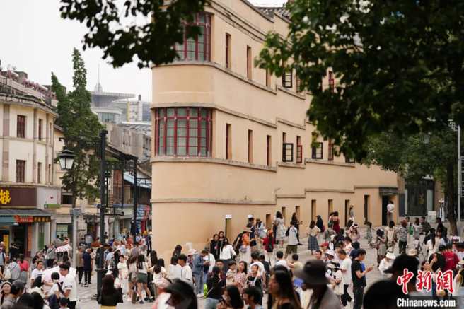 8月20日，眾多游客在云南昆明老街拍照打卡。（中新社）