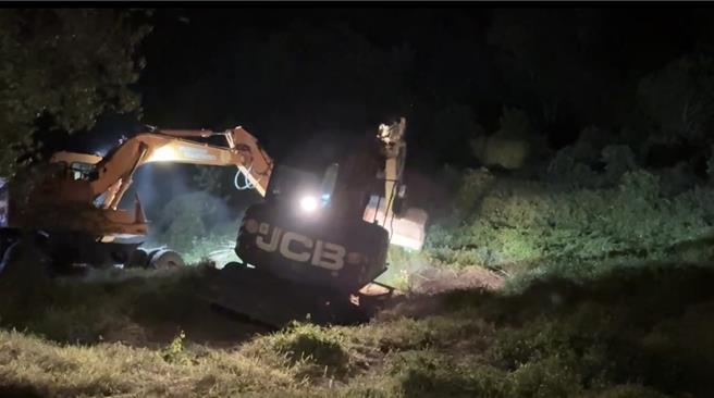 由於林地深入近2公里，大型機具不易進入，因此也調派怪手開路，全力搶救。（于家麒攝）