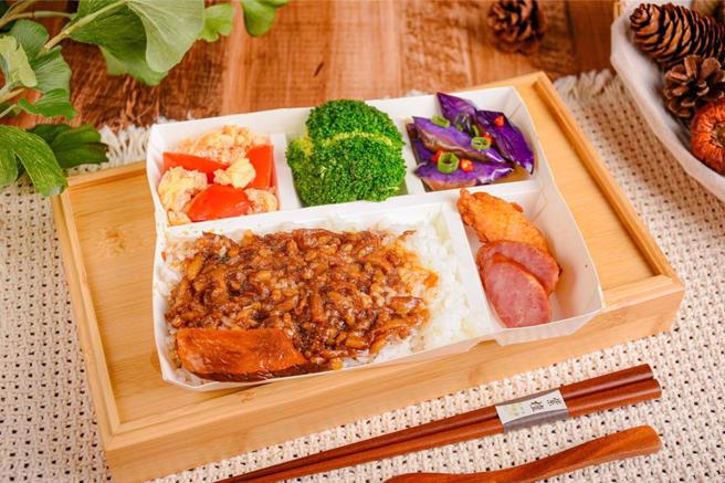 因应食材原物料与人力薪资攀升，鬍鬚张宣布，自12／25日起鲁肉饭便当自80元调涨至85元，涨幅6.2％。图／鬍鬚张提供