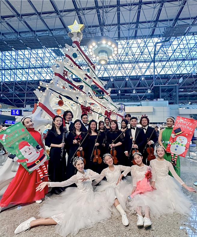 桃园国际机场公司24日平安夜下午在第二航厦出发大厅举办「乐声舞影」活动。邀请了爱舞民族舞团与龙潭爱乐管弦乐团联合演出，为旅客带来机场限定版的《平安夜‧舞起乐扬》。现场演奏多首节庆应景乐曲，包括《听啊天使高声唱》和《耶诞铃声》，悠扬的乐音搭配舞者曼妙的舞姿，与机场旅客共享平安夜的美好艺文飨宴。（机场公司提供／陈麒全桃园机场传真）