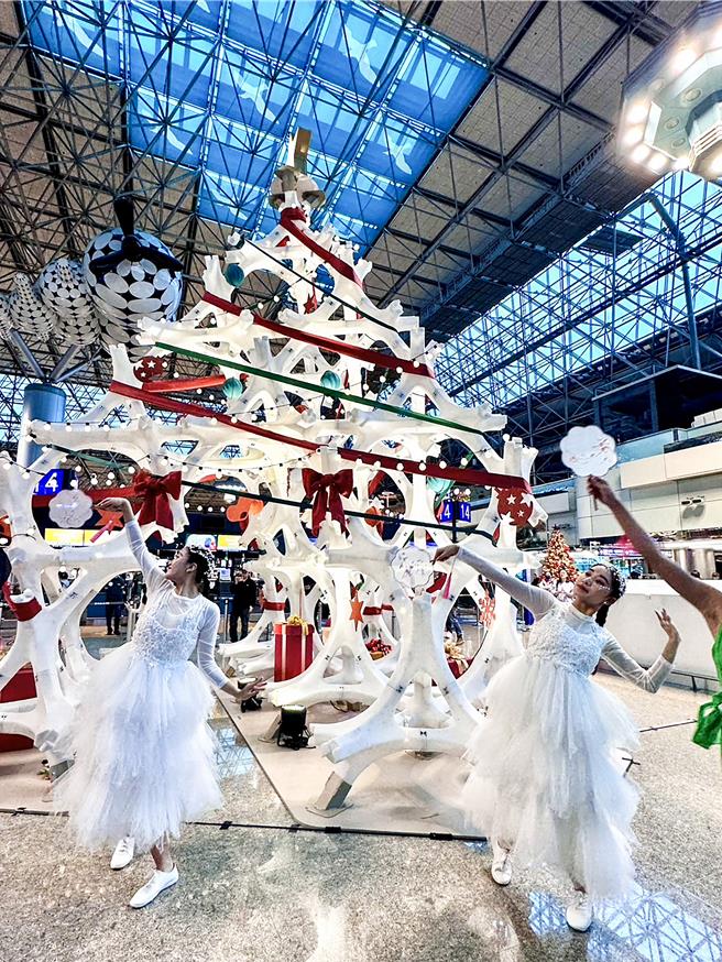 桃园国际机场公司24日平安夜下午在第二航厦出发大厅举办「乐声舞影」活动。邀请了爱舞民族舞团与龙潭爱乐管弦乐团联合演出，为旅客带来机场限定版的《平安夜‧舞起乐扬》。现场演奏多首节庆应景乐曲，包括《听啊天使高声唱》和《耶诞铃声》，悠扬的乐音搭配舞者曼妙的舞姿，与机场旅客共享平安夜的美好艺文飨宴。（机场公司提供／陈麒全桃园机场传真）