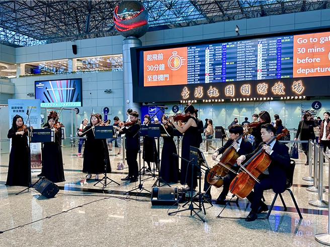 桃园国际机场公司24日平安夜下午在第二航厦出发大厅举办「乐声舞影」活动。邀请了爱舞民族舞团与龙潭爱乐管弦乐团联合演出，为旅客带来机场限定版的《平安夜‧舞起乐扬》。现场演奏多首节庆应景乐曲，包括《听啊天使高声唱》和《耶诞铃声》，悠扬的乐音搭配舞者曼妙的舞姿，与机场旅客共享平安夜的美好艺文飨宴。（机场公司提供／陈麒全桃园机场传真）