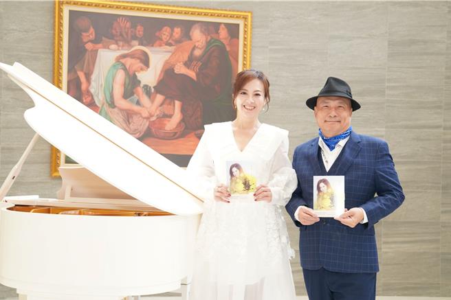 乔幼受邀出席爱与关怀感恩餐会，右为长照之父林哲弘。（祥宏健康股份有限公司提供）