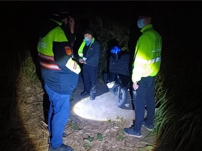 苗栗县胡姓男子等3自今年10月起利用深夜时段持油压剪等工具，窃取台铁和高铁电缆线变卖获利，短短2个月窃得多达200条，警方23日凌晨5时顶着7度低温埋伏，果然逮到胡等3人现行移送。（民眾提供／潘虹恩台中传真）