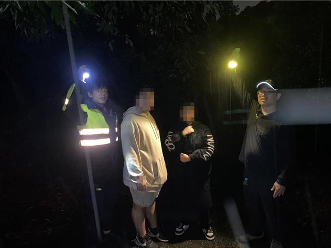 台中市潘姓与陈姓物流人员23日晚间到太平黄竹山区送货，一路依靠导航行驶，不料竟受困山区产业道路进退不得，警消获报后摸黑上山，约半个多小时找到两人，化解这场惊魂记。（民眾提供／潘虹恩台中传真）