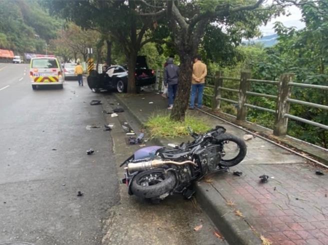 台中市沈姓男子驾驶BMW汽车行经北屯区东山路二段，疑失控打滑，撞上对向上班途中的杨姓女骑士，对方当场摔落约6米深边坡，送医抢救仍不治。（民眾提供／潘虹恩台中传真）