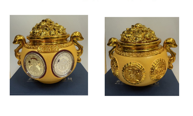 紫南宫公开蛇年生肖钱母典藏套装组「正品照」。（翻摄紫南宫官网）