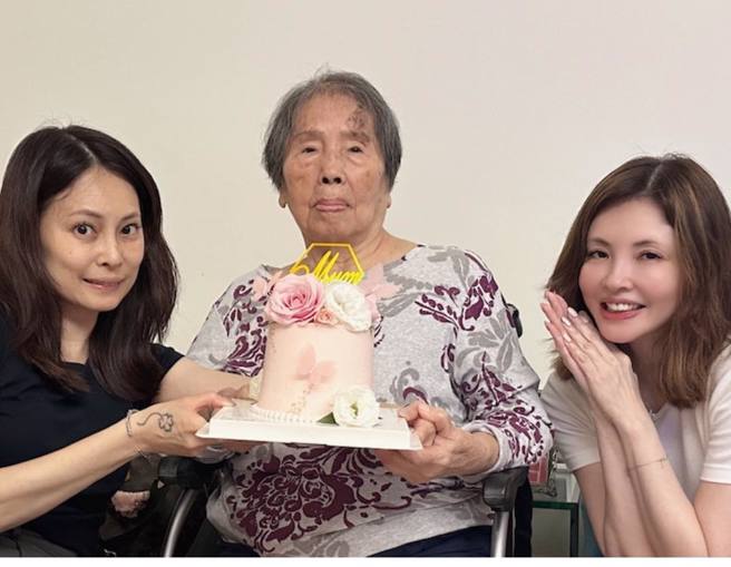 女星何如芸(右)24日在社群发文吐露母亲(中)开刀住院，她为此南北奔波。（图／摄自FB@何如芸 Michelle Ho ）