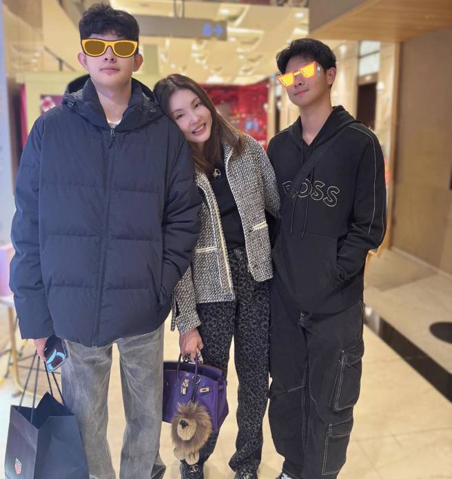 女星何如芸24日在社群发文吐露母亲开刀住院，2个儿子也刚好在台湾，她为此南北奔波。（图／摄自FB@何如芸 Michelle Ho ）