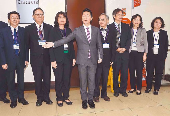 图为总统府副秘书长何志伟(左4)日前率司法院大法官被提名人廖福特(左起)、姚立明、张文贞、何赖杰、陈运财、王碧芳、刘静怡，拜会民眾党立院党团。（示意图／资料照／刘宗龙摄）