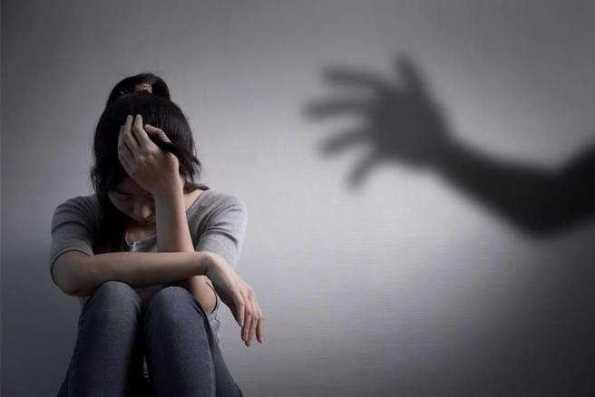 在麦当劳打工的17岁少女，遭主管伸狼爪性侵长达1年，最终走上绝路，引发轩然大波。（示意图，shutterstock／达志）