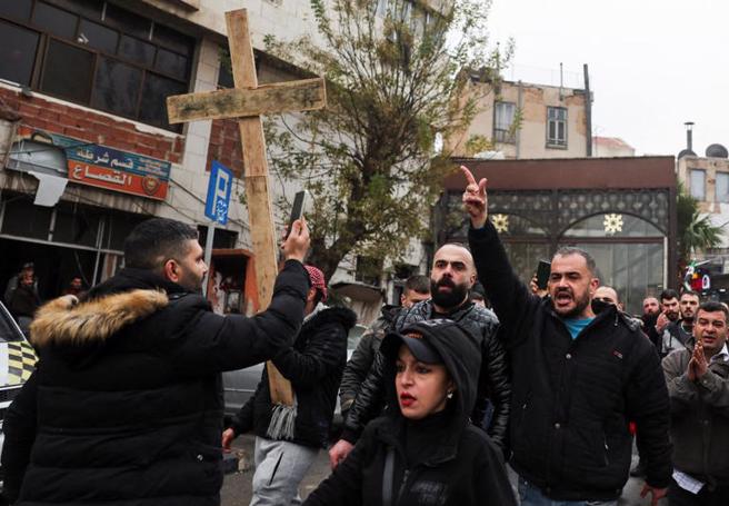 在圣诞树被烧以后，叙利亚各地出现抗议，基督徒担心遭到迫害。(图/X)