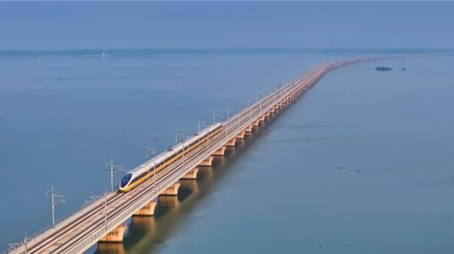 沪苏湖高铁26日开通营运，上海虹桥至湖州55分钟可达。（中国铁路官网）