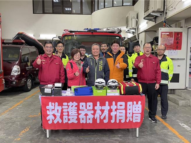 自從邁入12月氣溫持續維持低溫，而相關急病救護案件也隨之增加，除了專業人員外，消防醫療耗材的準備也相當重要，對此永和區保順里長林葉成就特捐贈相關器耗材，並有消防第七大隊副大隊長王斌弘代表，感謝里長之熱心捐贈。（新北消防局提供）