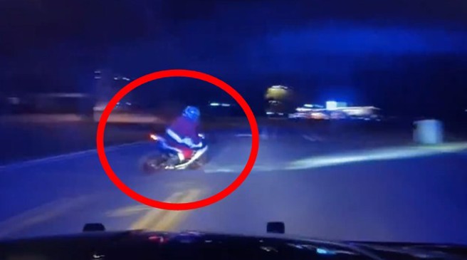 美国一名重机骑士，装扮成圣诞老人，遭美国警方追捕，最终逃逸无踪。（图／翻摄X）