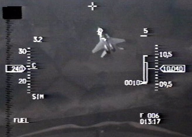 美国智库专家建议，要是共机再扰台，台湾不妨以飞弹雷达将其锁定。但军事专家认为，武器锁定就意味开战，要是只锁而不打，那就成了摆套路的花架子，也就失去武器的威慑力。图为1991年美国海军F-18战机锁定MiG-29。(图/F-16.net)