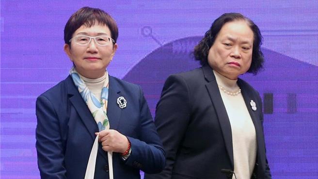 財政部長莊翠雲（左）和行政院主計總處主計長陳淑姿（右）23日出席行政院舉行的「行政院針對立法院三讀財政收支劃分法版本說明記者會」。（資料照／趙雙傑攝）