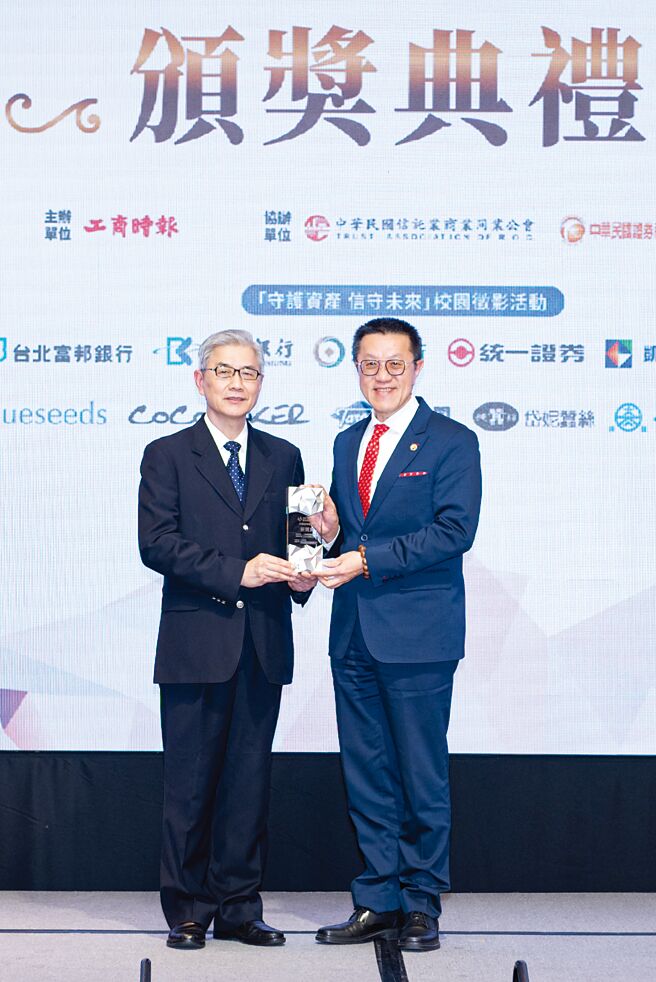 上海商銀榮獲「異業合作推薦獎－優質獎」！由上海商銀副總經理黃炳華（右）代表出席，接受中央存保董事長黃天牧（左）頒發獎座。圖／上海商銀提供