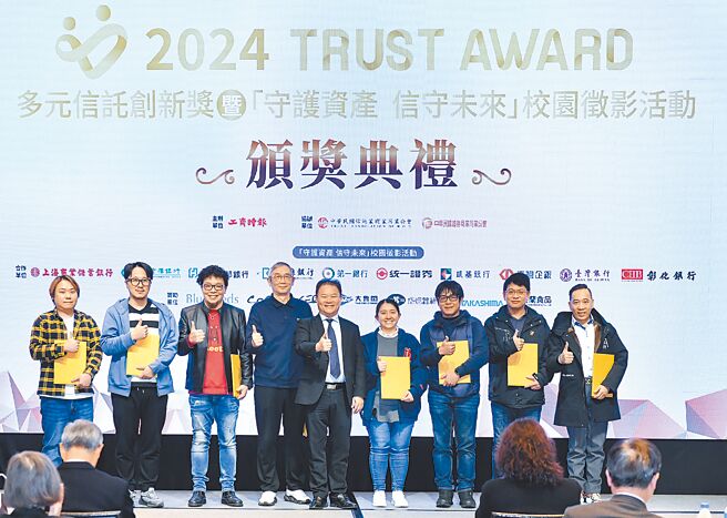 2024守護資產 信守未來校園徵影活動，複審評審團與工商時報總經理王儒哲合影。圖／王德為