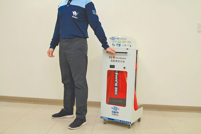 电动车灭火神器「灭火毯」也能租赁了，由华辰保全携手正德防火双强联手，誓言打造电动车的最高等级灭火安全。图／华辰保全提供