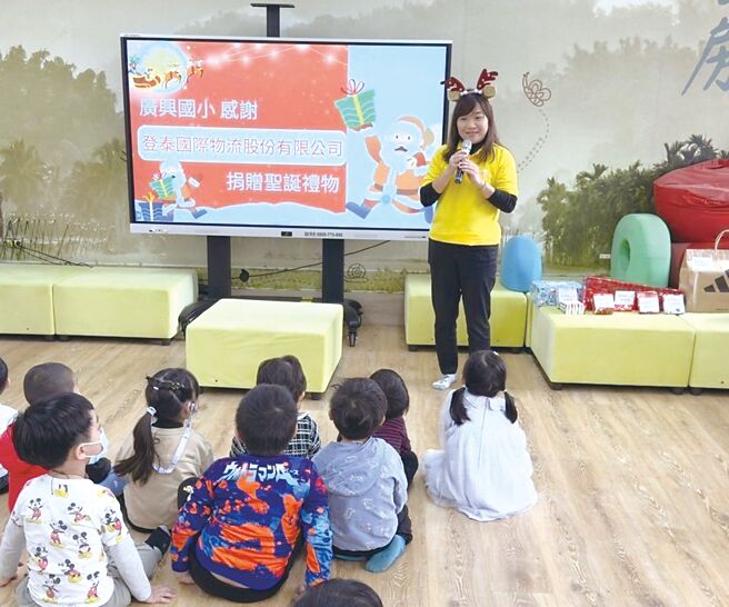 登泰國際物流承襲以往舉辦了愛心耶誕送暖活動，募集書籍、玩具等助弱勢家庭孩童圓夢。圖／登泰國際物流提供