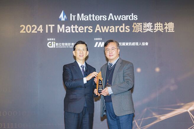 台达获IMA资讯经理人协会第二届IT Matters Awards竞赛「数位转型奖」殊荣，由资讯长曾立峰（右）代表受奖。图／中华民国资讯经理人协会提供
