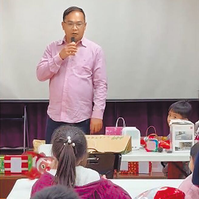 民進黨立委王義川在Threads發布一段影片，教育要從小做起！不放過任何可以宣導的機會，白藍惡修三法說明會。（圖翻攝自立委王義川Threads／呂麗甄苗栗傳真）