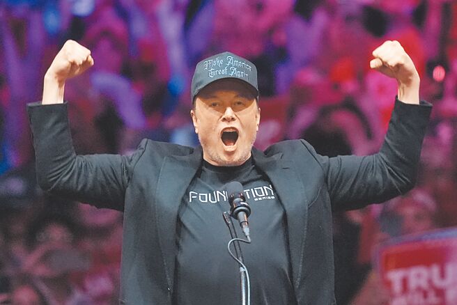 美国亿万富豪马斯克近日锋头正盛，遭调侃他是「马斯克总统」。美国总统当选人川普22日跳出来打枪，称宪法禁止马斯克当总统。（美联社）