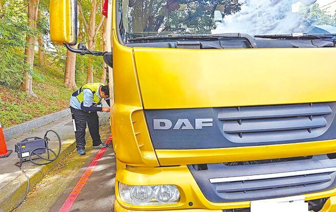 为改善细悬浮微粒（PM2.5）污染情形，新竹市政府推动企业社会责任，推广使用低污染运具，促使竹市2024年柴油车纳管率比2023年提升69.4％，排名全国第1。（新竹市政府提供／陈育贤新竹传真）