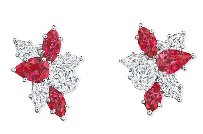 海瑞温斯顿Winston Cluster系列红宝石耳环的设计灵感即是来自耶诞花环。（Harry Winston提供）