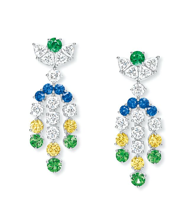 海瑞温斯顿全新New York系列 Manhattan Adornment祖母绿、沙弗莱石、黄钻、蓝宝石与钻石耳环。（Harry Winston提供）