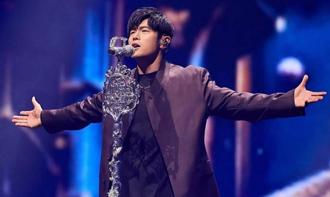 獨》周杰倫14年前砸近7千萬復刻蝙蝠車 現身高雄美濃